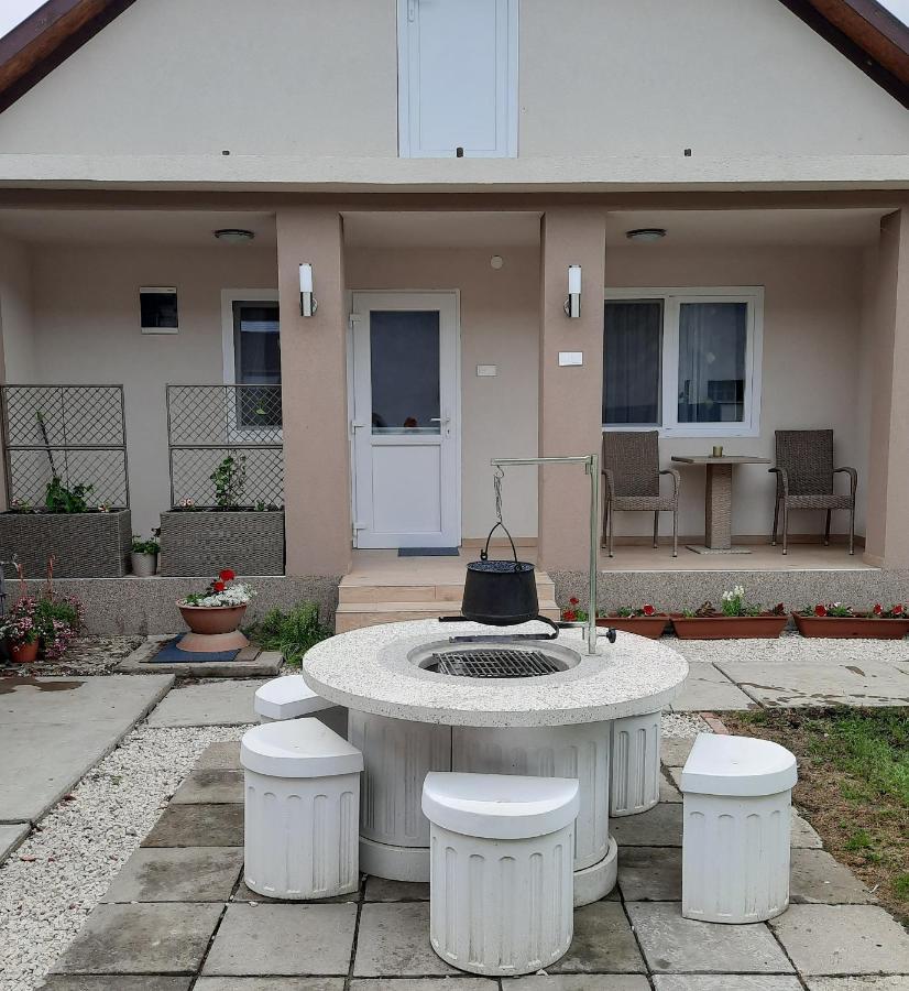 Alexander Apartman Gyula Bagian luar foto
