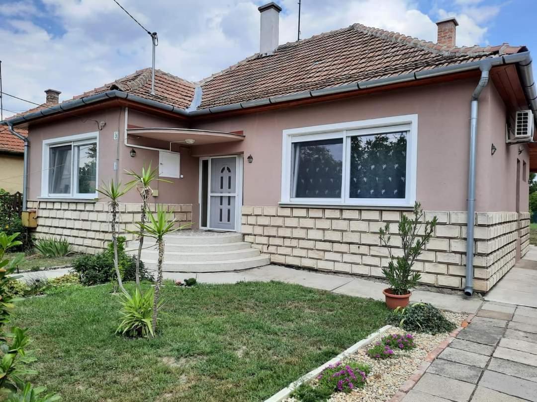 Alexander Apartman Gyula Bagian luar foto